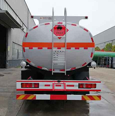 汕德卡前四后八易燃液體罐式運輸車