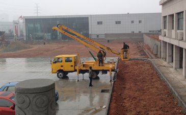 成龍威高空作業車現車為新廠建設作出貢獻