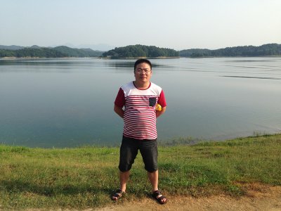 成龍威專汽組織公司員工業余時間參加釣魚活動
