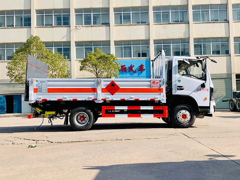 東風(fēng)4.2黃牌氣瓶運(yùn)輸車(chē)