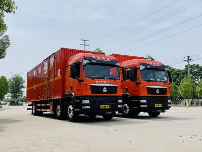 兩臺重汽汕德卡雜項危險品運輸車發往寧德市