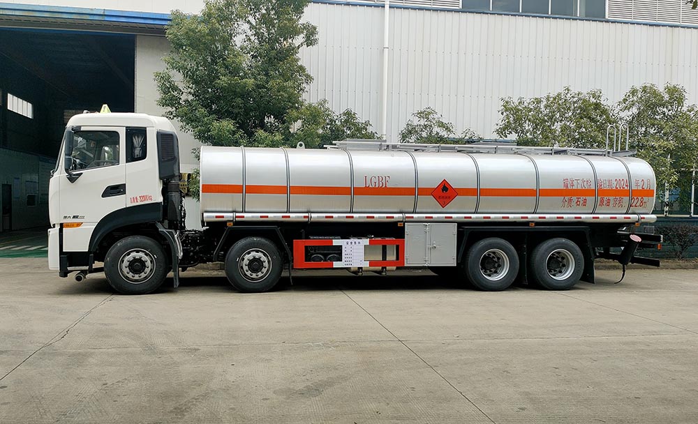 東風天龍原油罐車