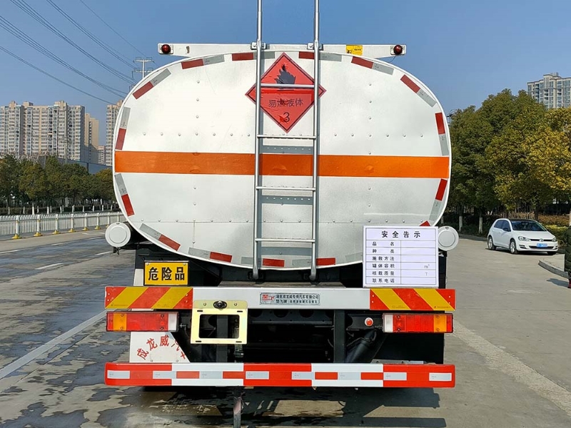 東風天龍原油罐車